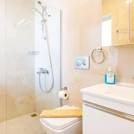 4 Bedroom 1084 *