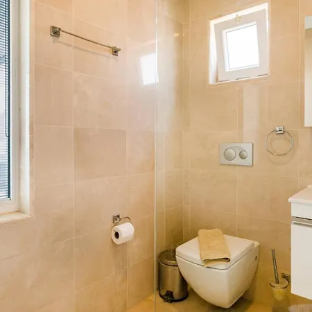 4 Bedroom 1084